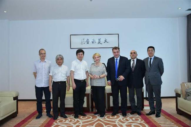2018年8月3日下午，羅馬尼亞駐華大使巴西爾•康斯坦丁內(nèi)斯庫(kù)一行來(lái)我院訪問(wèn).jpg